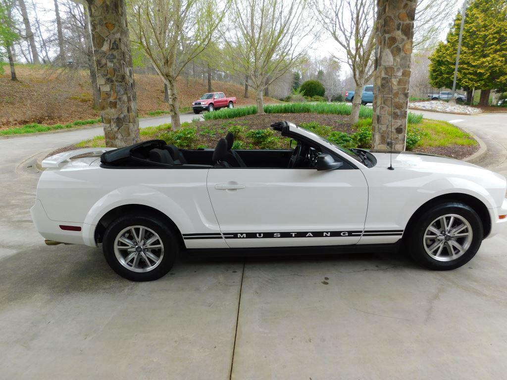 2005 Ford Mustang Deluxe